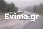 Εθνική Αθηνών - Λαμίας: Βίντεο με τη στιγμή που οδηγός χάνει τον έλεγχο λόγω βροχής και πέφτει πάνω σε λεωφορείο