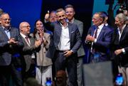 Η ακροδεξιά ενορχηστρώνει το «τελειωτικό χτύπημα» και ο Μερτς δεν έχει ούτε απάντηση, ούτε σχέδιο