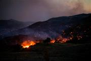 Νύχτα κόλασης από τη φονική φωτιά στο Ρέθυμνο: Ανεξέλεγκτο το μέτωπο, ζημιές σε σπίτια