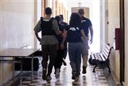 Θρίλερ στη Σύρο: «Τη χτύπησα από πίσω» - Τι ισχυρίστηκε το ζευγάρι στις απολογίες για τη διασώστρια του ΕΚΑΒ