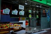 «Μάθαμε από την τηλεόραση ότι μείναμε άνεργοι»: Ώρες αγωνίας για τους εργαζόμενους της Pizza Fan