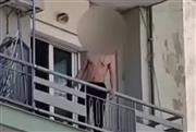 Θεσσαλονίκη: Νεαρός σε αμόκ πετάει αντικείμενα από μπαλκόνι και απειλεί να πέσει