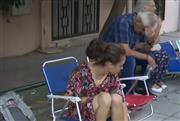 Καρέκλες, ξαπλώστρες και... ολονυχτία έξω από το Γραφείο Διαβατηρίων στην Τούμπα Θεσσαλονίκης