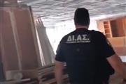 «Για το καλό σου είμαστε εδώ»: Συγκλονιστικό βίντεο με αστυνομικούς να σώζουν άνδρα που ετοιμαζόταν να αυτοκτονήσει στον Πειραιά