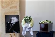Θλίψη στο τελευταίο «αντίο» της Πάολας Ρεβενιώτη - Σε κλίμα συγκίνησης η πολιτική κηδεία της στο Α' Νεκροταφείο