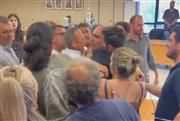 «Ρινγκ» το Δημοτικό Συμβούλιο Ηλιούπολης: Πιάστηκαν στα χέρια εν μέσω συνεδρίασης - Δείτε βίντεο