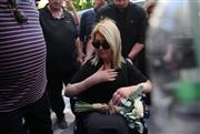 Το τελευταίο αντίο στη Βάγια Νέστορα - Με ασθενοφόρο στην κηδεία η κόρη της