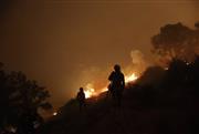 Τρίτη νύχτα κόλασης στην Αττικοβοιωτία: Δραματική μάχη με τις φλόγες σε Ψάθα, Μέγαρα και Άγιο Νεκτάριο