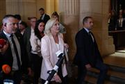 Η Λεπέν ανακοίνωσε ότι θα είναι υποψήφια στις εκλογές: «Θα κατέβω χωρίς βραχιολάκι»