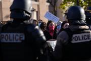 Γιατί είναι τόσο βίαιη η γαλλική αστυνομία; «Αποστολή της να προστατεύει το κράτος, όχι τους πολίτες»