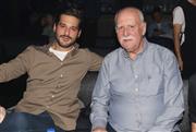 «Να αγκαλιάζετε τους πατεράδες σας»: Η συγκινητική φωτογραφία του Φοίβου Παπαδάκη με τον πατέρα του
