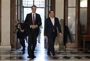 Γιατί αυξάνονται τα «γαλάζια» πυρά στον Τσίπρα - Η διπλή στρατηγική της κυβέρνησης