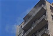 Φωτιά σε ξενοδοχείο στην Ομόνοια: Στα μπαλκόνια οι ένοικοι - Στο σημείο η Πυροσβεστική