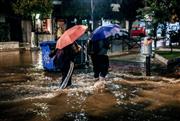 Από τον καύσωνα, στην κακοκαιρία: Καταιγίδες και κεραυνοί στην Αττική - Χαλάζι και ζημιές σε πολλές περιοχές της χώρας