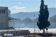 Εργατικό ατύχημα στα Οινόφυτα: Δύο τραυματίες από έκρηξη σε εργοστάσιο αλουμινίου