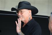 Στo «Ελ. Βενιζέλος» ο James Hetfield μαζί με την αρραβωνιαστικιά του για τη μεγάλη συναυλία
