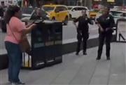 Τρόμος στην Times Square: Γυναίκα έβγαλε μαχαίρια και επιτέθηκε σε περαστικούς - Μια νεκρή και ένας τραυματίας