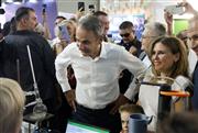 Το παρασκήνιο της βόλτας Μητσοτάκη στα περίπτερα της ΔΕΘ: Οι ατάκες, η Formula, η ρετσίνα και ο Απόλλων Καλαμαριάς