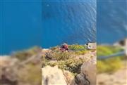 Η στιγμή της διάσωσης τουρίστα που είχε εγκλωβιστεί σε απόκρημνο σημείο στο Ναυάγιο Ζακύνθου