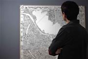 Ξεχάστε το Google Maps: Ο καλλιτέχνης που περπατά τις πόλεις και τις μετατρέπει σε μοναδικούς χάρτες