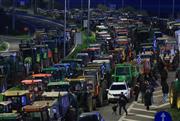 Νέο αγροτικό μπλόκο στην Εθνική Οδό: 200 τρακτέρ έκλεισαν τον κόμβο Μικροθηβών