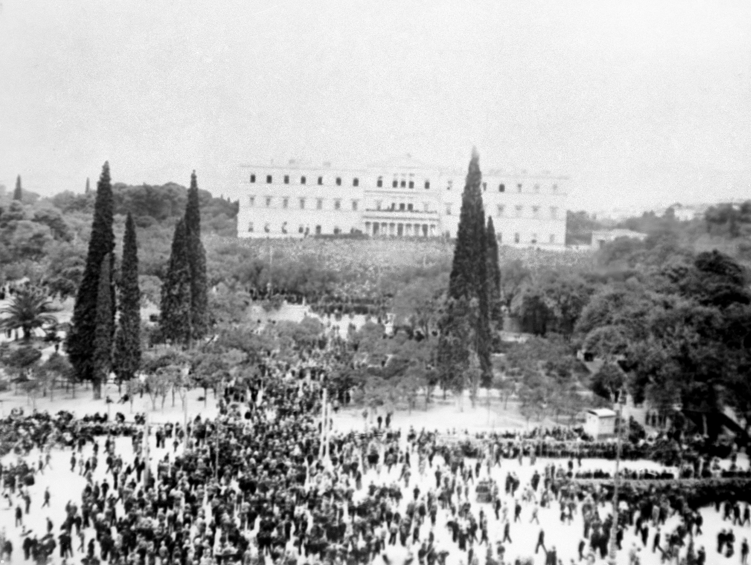 Περισσότεροι από 150.000 διαδηλωτές απαιτούν την τιμωρία των πρωταιτίων της Μικρασιατική Καταστροφής έξω από το (τότε) Παλάτι, στις 15 Νοεμβρίου του 1922./ copyright AP PHOTOS