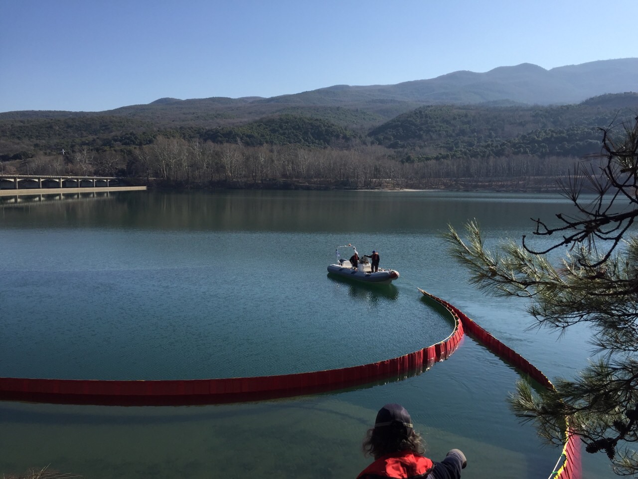 Στην επιφάνεια της δεξαμενής του εργοστασίου επεξεργασίας νερού στη Σίνδο, που εντοπίστηκαν πέρσι πετρελαιοειδή εντοπίστηκε και η νέα ρύπανση 