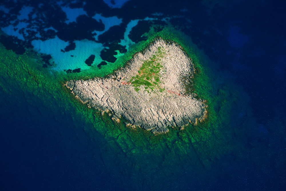 heart-shaped_island.jpg