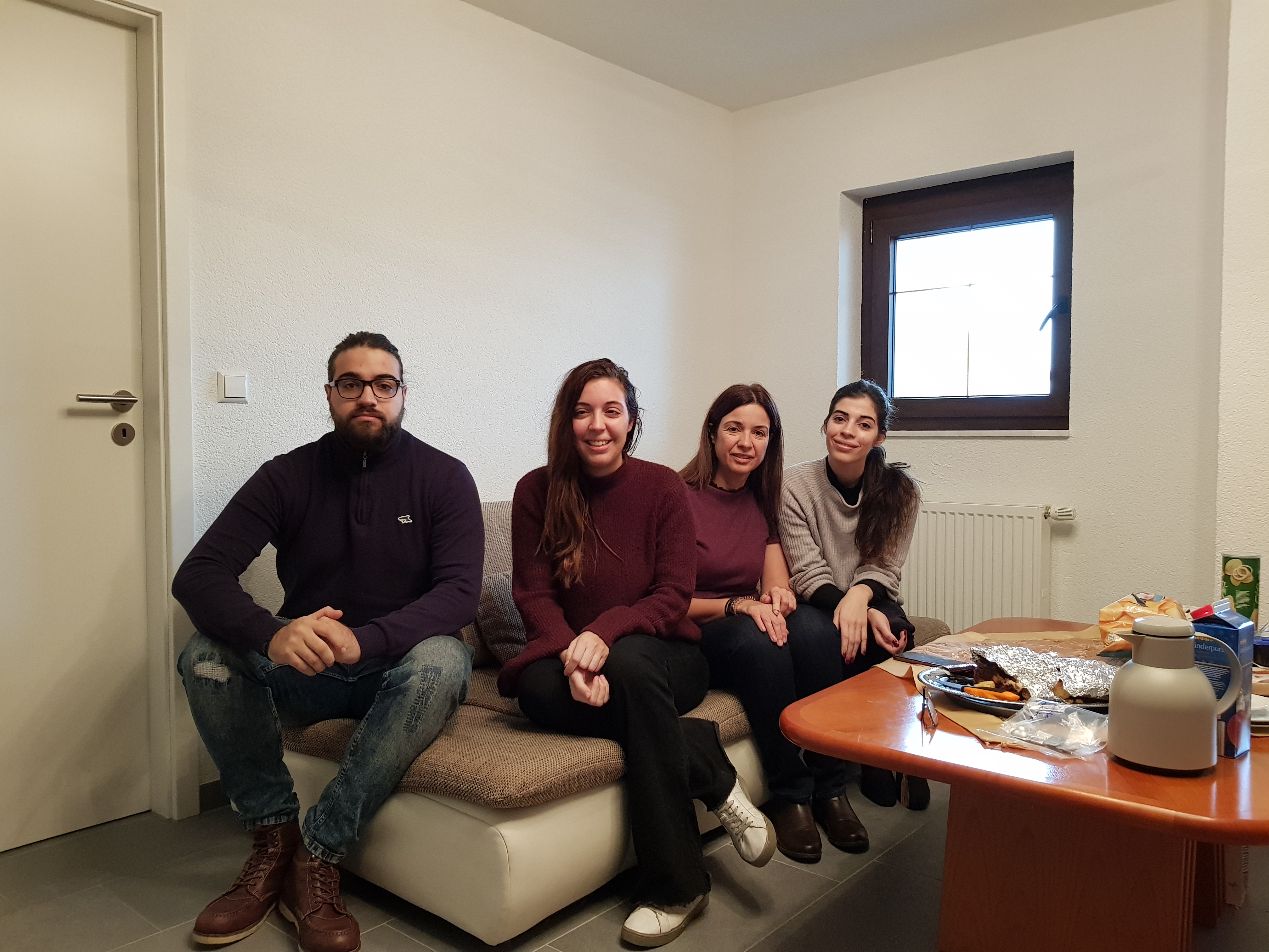 ston_xenona._i_27hroni_nektaria_deyteri_apo_aristera_me_ta_dyo_adelfia_tis_kai_ti_mitera_toys_sonia_dimitrioy.jpg ston_xenona._i_27hroni_nektaria_deyteri_apo_aristera_me_ta_dyo_adelfia_tis_kai_ti_mitera_toys_sonia_dimitrioy.jpg