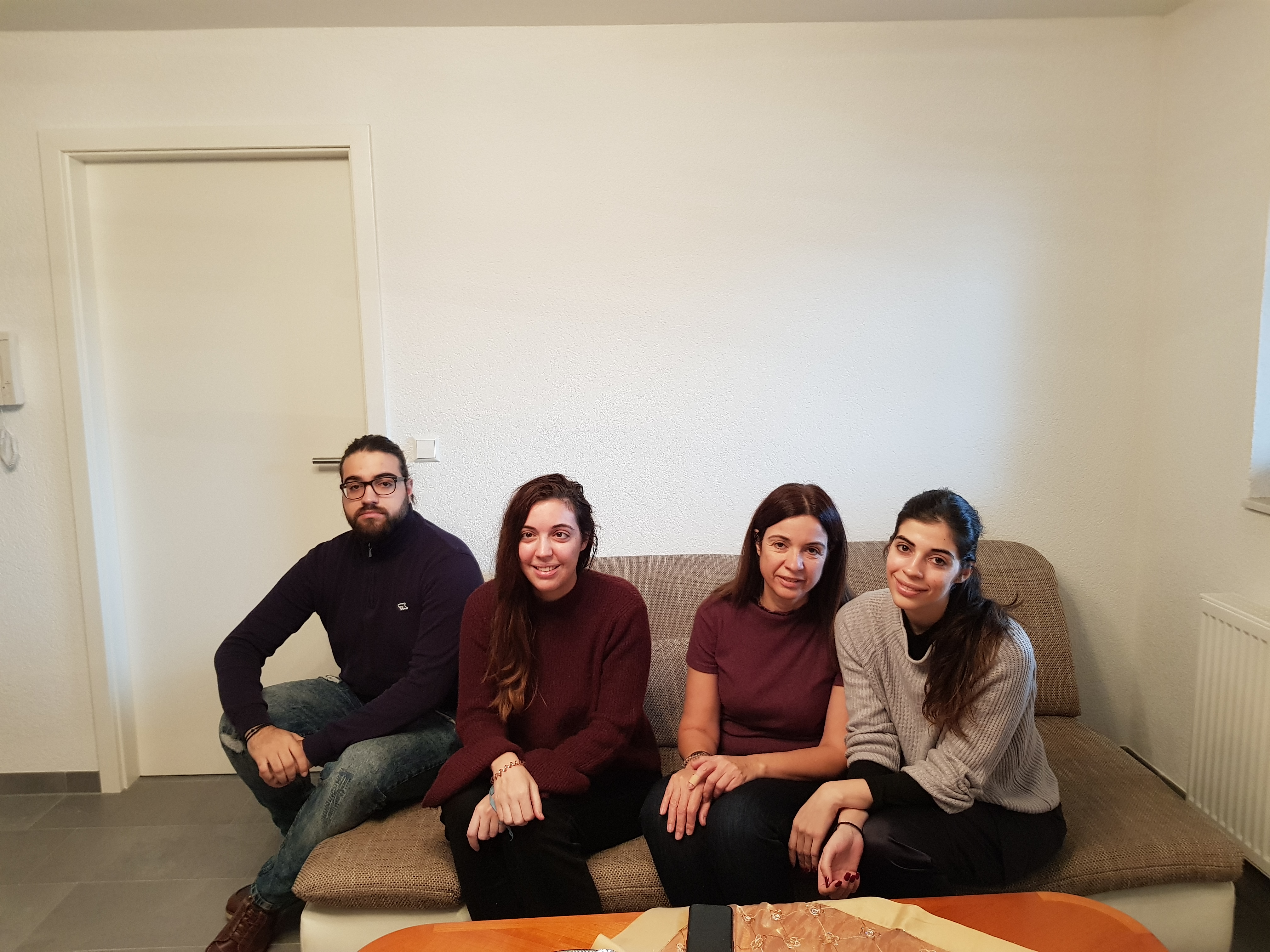 ston_xenona._i_27hroni_nektaria_deyteri_apo_aristera_me_ta_dyo_adelfia_tis_kai_ti_mitera_toys_sonia_dimitrioy1.jpg ston_xenona._i_27hroni_nektaria_deyteri_apo_aristera_me_ta_dyo_adelfia_tis_kai_ti_mitera_toys_sonia_dimitrioy1.jpg