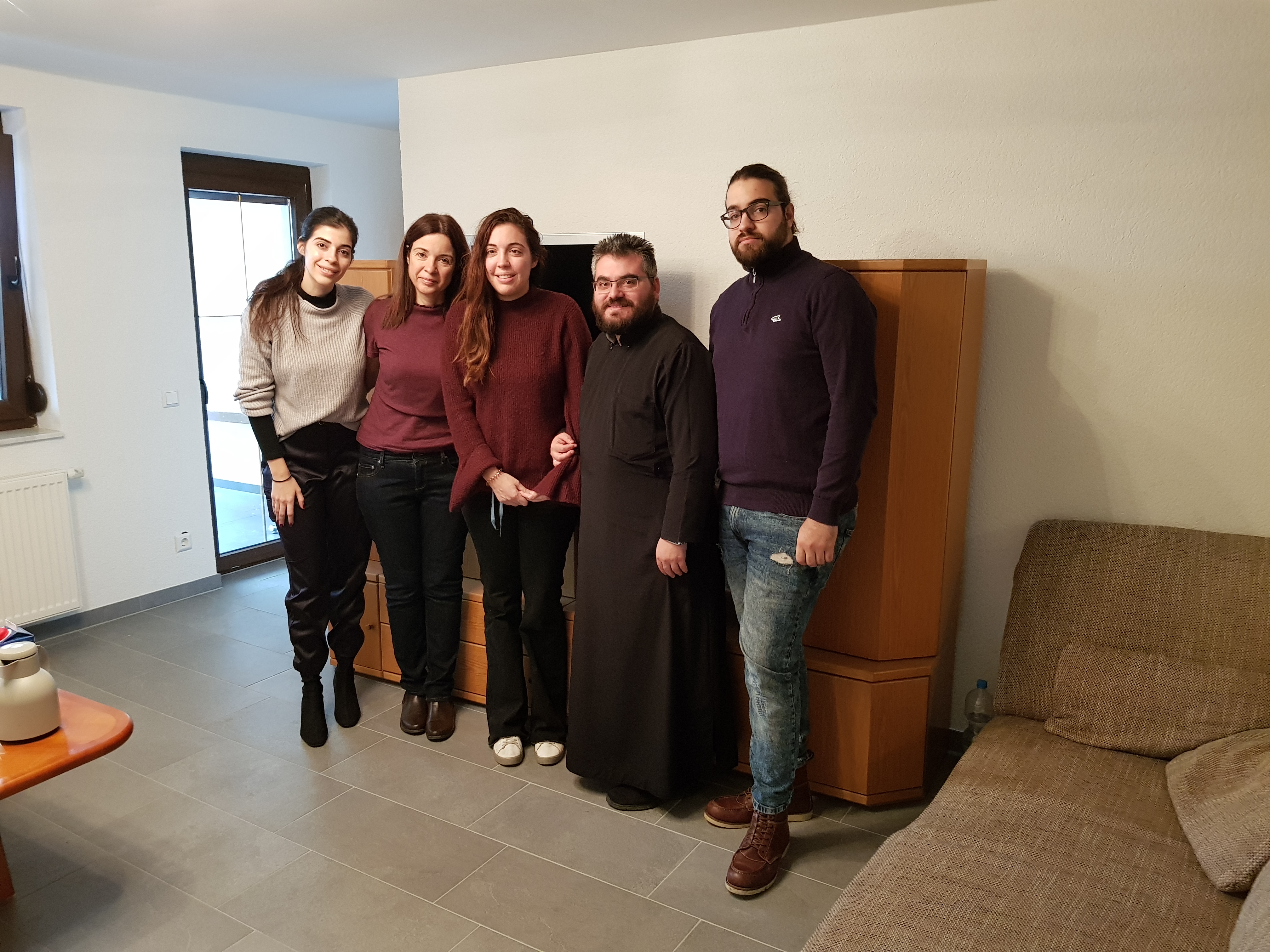 ston_xenona._o_patir_dimitrios_katsanos_me_tin_27hroni_nektaria_tin_krataei_agkaze_ta_dyo_adelfia_tis_kai_ti_mitera_toys_sonia_dimitrioy._.jpg ston_xenona._o_patir_dimitrios_katsanos_me_tin_27hroni_nektaria_tin_krataei_agkaze_ta_dyo_adelfia_tis_kai_ti_mitera_toys_sonia_dimitrioy._.jpg