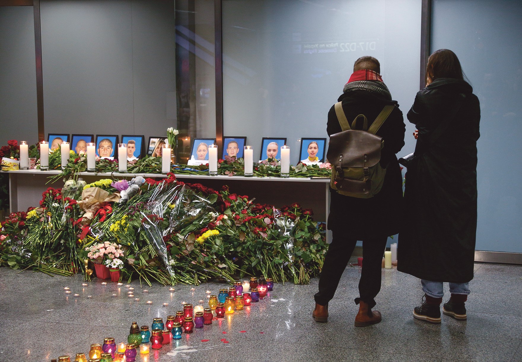Συγγενείς και φίλοι των θυµάτων αφήνουν λουλούδια κατά την επιµνηµόσυνη δέηση που τελέστηκε στο αεροδρόµιο του Μπορισπίλ, έξω από το Κίεβο