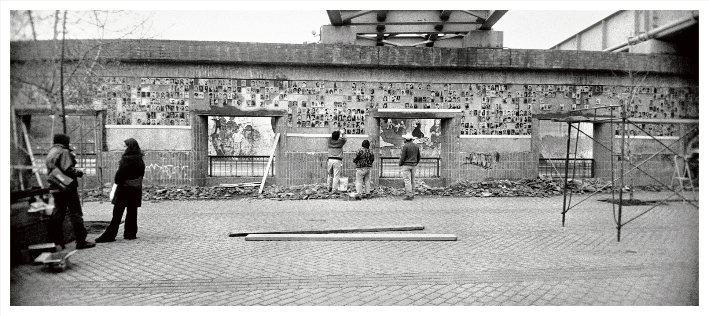 Claudio Pérez, εκτύπωση inkjet 45,5x101 εκ.  Φωτογραφία από την εγκατάσταση Ο Τοίχος της Μνήμης, 1999-σήμερα  Συλλογή MOMus-Μουσείο Φωτογραφίας Θεσσαλονίκης