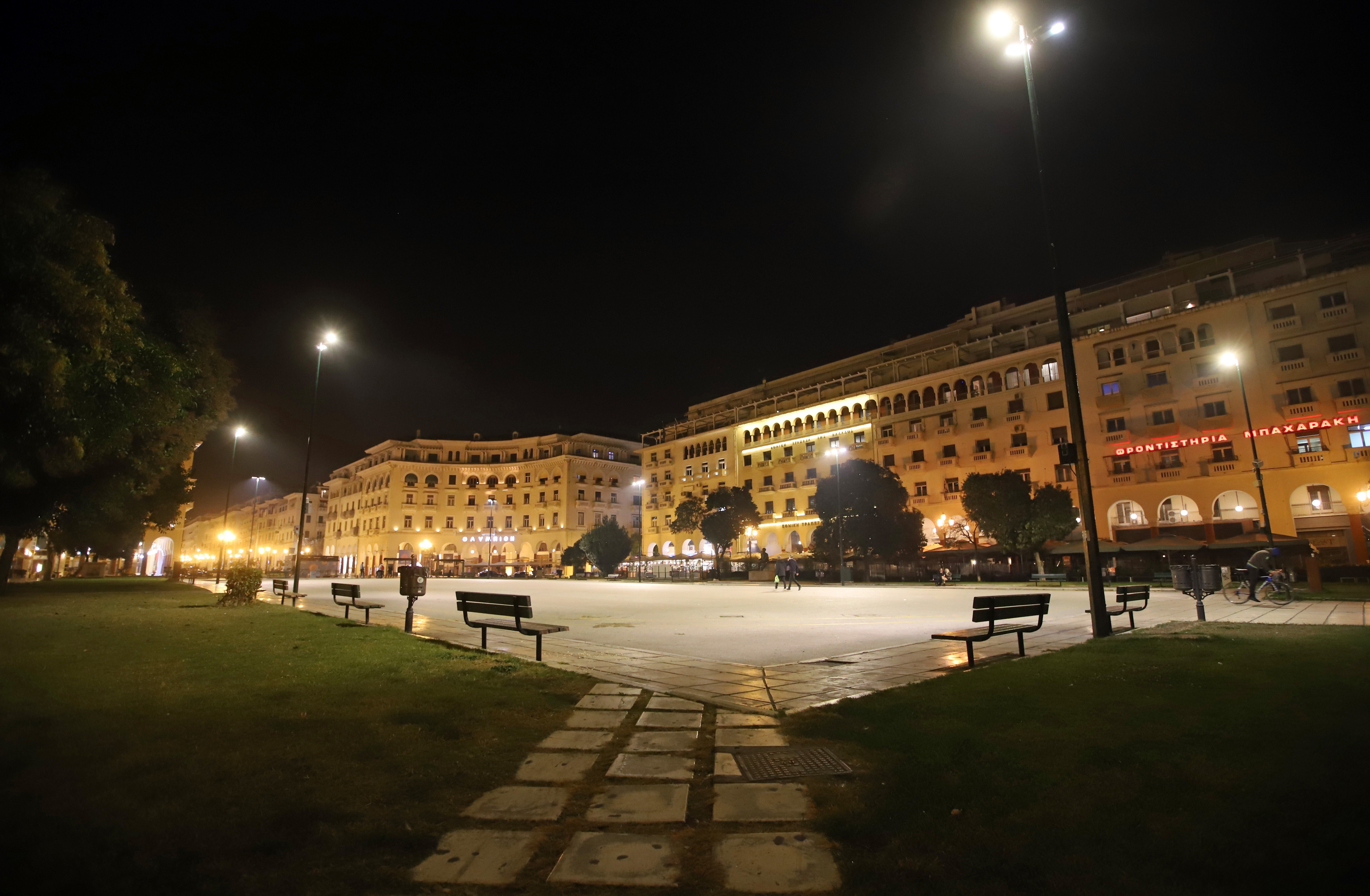 Ερήμωσε η Θεσσαλονίκη από τις 21:00 της Παρασκευής (eurokinissi)