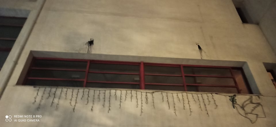 Φθορές στο δημαρχείο Καισαριανής από κουκουλοφόρους