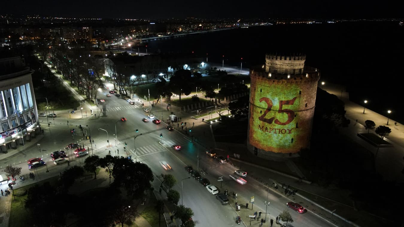 Εντυπωσιακή φωταγώγηση του Λευκού Πύργου στα χρώματα της Ελλάδας