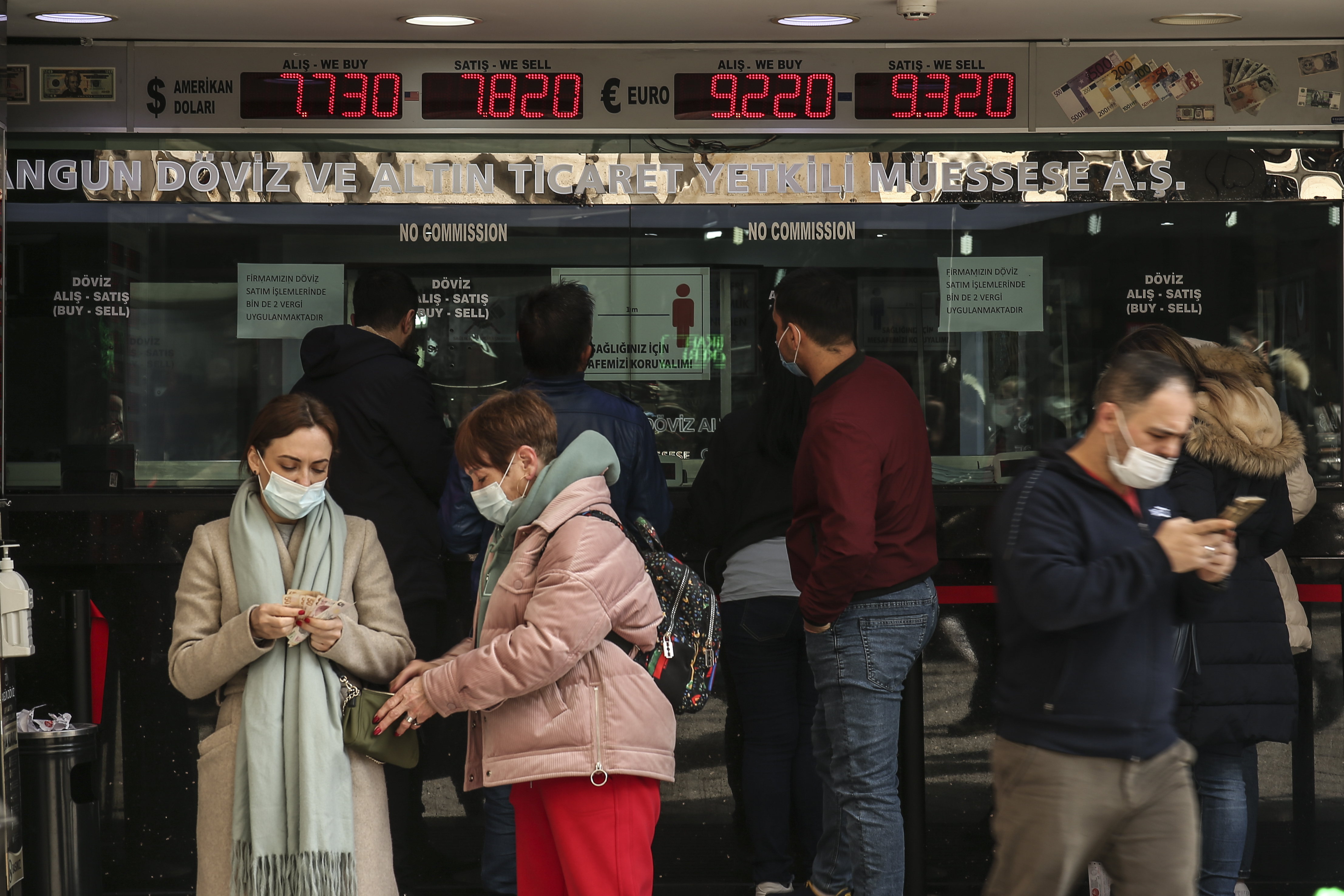 Επιτάχυνση των πολιτικών εξελίξεων αναμένεται να φέρει η κατάρρευση της τουρκικής λίρας 