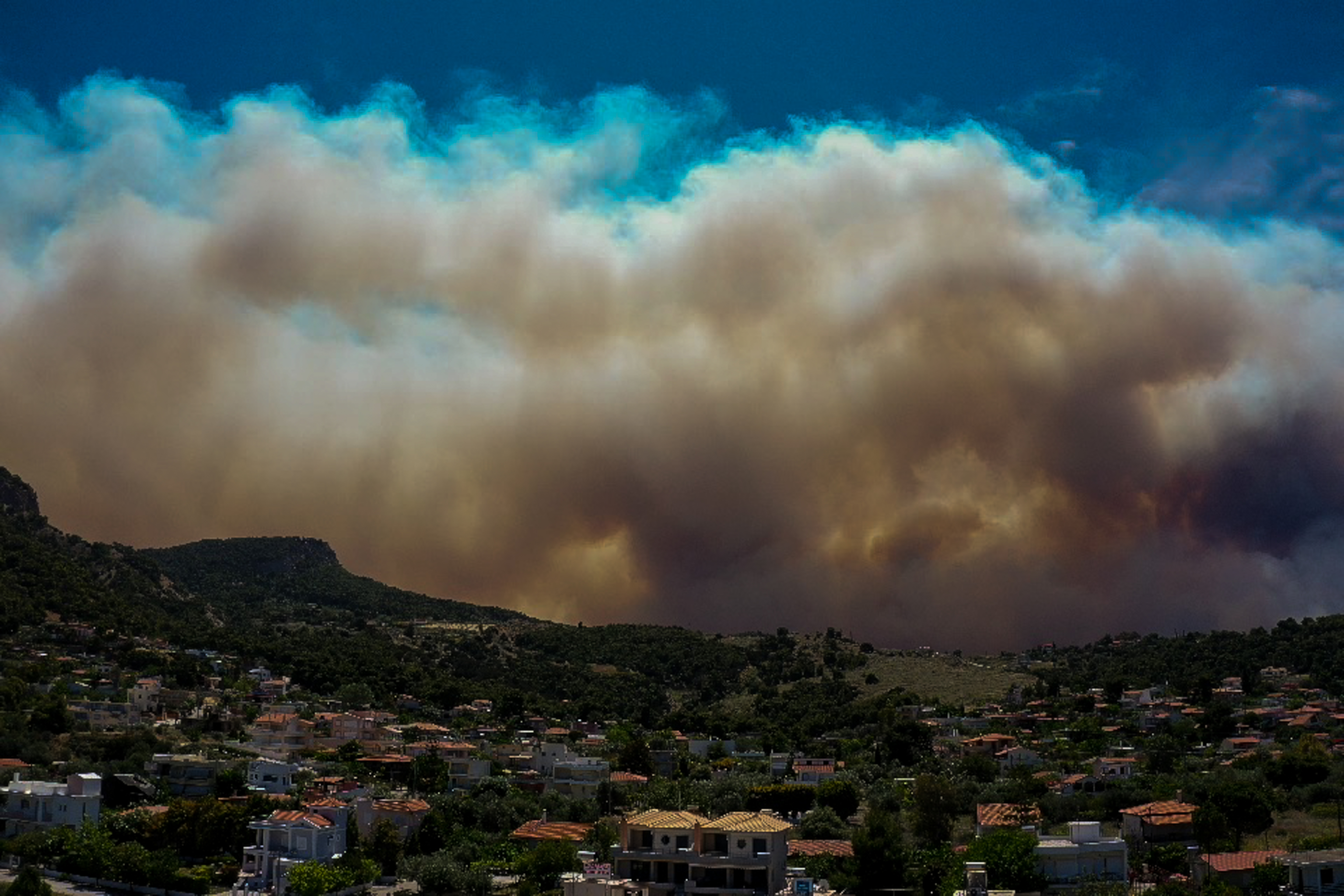 Καπνός από τη φωτιά στον Σχίνο Λουτρακίου Κορινθίας