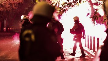 Μολότοφ στα Εξάρχεια κοντά σε ένδρες των ΜΑΤ