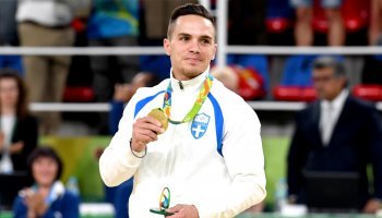 Λευτέρης Πετρούνιας