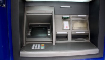 Λιμενικός βρήκε λεφτά σε ATM