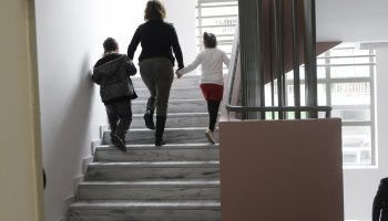 Δάσκαλος τηλεφωνούσε σε μητέρα μαθητή