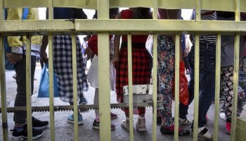 Επίθεση κουκουλοφόρων σε ανήλικους πρόσφυγες