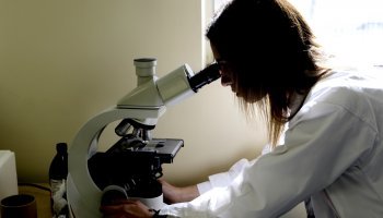 Μικροσκόπιο σε διαγνωστικό κέντρο