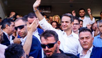 Ο Κυριάκος Μητσοτάκης έξω από το εκλογικό κέντρο