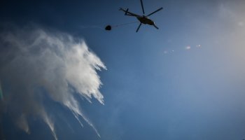 Ελικόπτερο επιχειρεί κατάσβεση φωτιάς