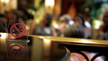 Ταμπελάκι κατά του καπνίσματος σε καφετέρια