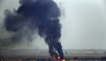 Οι Τούρκοι βομβαρδίζουν τη Συρία