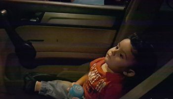 Ο μικρός Robin στο Λίβανο φοβήθηκε από τις διαδηλώσεις