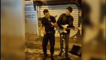 Αστυνομικός τραγουδά με πλανόδιο στο Μοναστηράκι